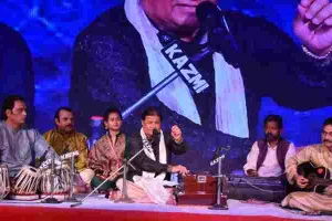 अयोध्या: सांस्कृतिक संध्या में भजन सम्राट अनूप जलोटा ने सुरों से बांधा समां