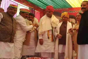 कानपुर: चांदी का मुकुट पहनाकर कार्यकर्ताओं ने किया शिवपाल का स्वागत