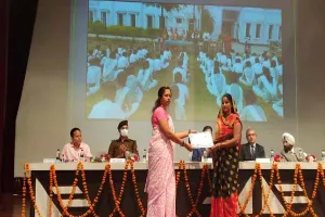 रायबरेलीः मेगा शिविर में प्रमाण पत्र के साथ मिली आवास की चाबी