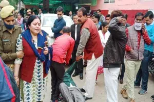 हरदोई: कलेक्ट्रेट कार्यालय में तैनात महिला लिपिक ने लगाई फांसी, मचा हड़कंप