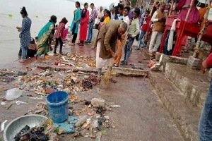 रायबरेलीः गोकना घाट पर फैली गंदगी, मैला दिखा गंगा मैया का आंचल, जानें वजह