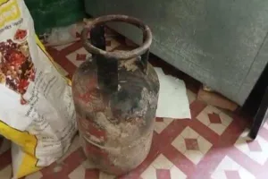 बाराबंकी: मिड डे मील का खाना बनाते समय सिलेंडर में लगी आग, स्कूल परिसर में मची अफरा-तफरी