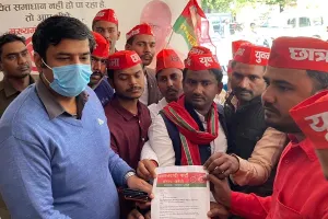 अमेठी: टेट परीक्षा को लेकर सपा के फ्रंटल पदाधिकारियों ने डीएम को सौंपा ज्ञापन