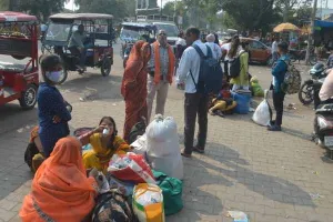 पीएम मोदी की रैली में गईं बसें, अयोध्या में यात्री दिखे बेबस