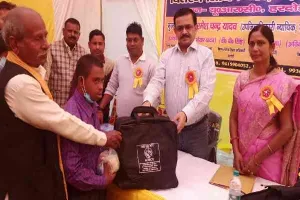 हरदोई: परिषदीय विद्यालयों में पढ़ने वाले दिव्यांग छात्रों को बांटे गए सहायक उपकरण