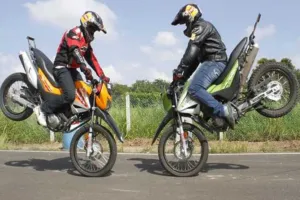 बाइक पर स्टंट करना साबित हुआ जानलेवा, दो युवकों की मौत, एक घायल