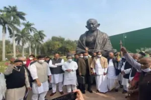 वेंकैया नायडू से मिले विपक्षी दलों के नेता, 12 सांसदों का निलंबन रद करने का आग्रह किया