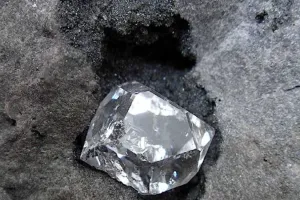 एक पल में पलट गई किस्मत, मजदूर को मिला 6.66 कैरेट वजन का हीरा