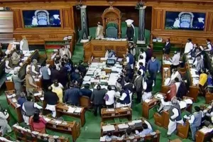 विपक्ष के जोरदार हंगामे के चलते लोकसभा की कार्यवाही दाे बजे तक स्थगित