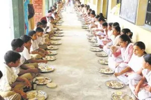 हरदोई: एमडीएम में कीड़ा देख स्कूली बच्चों ने फेंका खाना, जानें पूरा मामला…