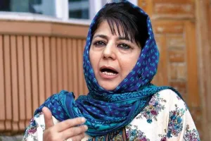 पीडीपी नेता ने किया दावा- घर में नजरबंद हैं महबूबा मुफ्ती, घर के मेन गेट पर लगा ताला