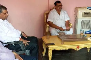 लखीमपुर खीरी: विधायक ने बनाया मिल अधिकारियों को बंधक, बकाया भुगतान की वादा खिलाफी पर भड़क गए विधायक