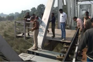 पीलीभीत: बरेली रेलखंड पर लटका मिला युवक का शव, सीमा विवाद में उलझी पुलिस