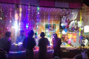 पीलीभीत: छोटी दिवाली पर जगमगाए घर-आंगन और बाजार