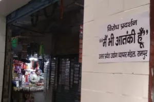 रामपुर: प्रतिष्ठानों पर ‘मैं भी आतंकी हूं’ के पोस्टर लगाए