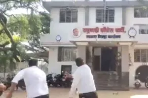 राकांपा नेता शशिकांत शिंदे के समर्थकों ने कार्यालय पर किया पथराव
