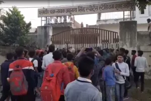 शाहजहांपुर: सांसद खेल स्पर्धा के पुरस्कार वितरण में खिलाड़ियों का जमकर हंगामा