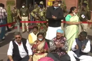 तृणमूल सांसद गृह मंत्रालय के बाहर कर रहे विरोध प्रदर्शन, कहा- त्रिपुरा की सरकार हो बर्ख़ास्त