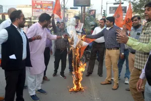 बरेली: सलमान खुर्शीद का पुतला फूंक शहीद चौक पर किया प्रदर्शन