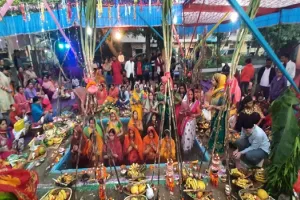 मुरादाबाद : उदयगामी सूर्य को व्रती महिलाओं ने दिया अर्घ्य