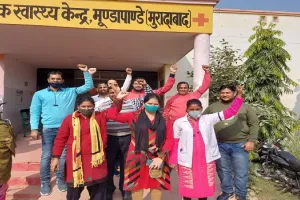 मुरादाबाद : संविदा स्वास्थ्य कर्मियों ने काला फीता बांध जताया विरोध
