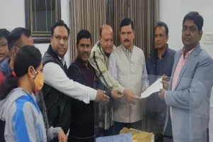 रामपुर : शिक्षकों से हुई ठगी में कार्रवाई को लेकर एडीएम को सौंपा ज्ञापन