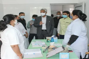 मुरादाबाद : डीएम और सीडीओ ने किया जिला अस्पताल का औचक निरीक्षण