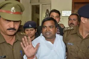 यूपी: लखनऊ जेल में बंद पूर्व मंत्री गायत्री प्रजापति पर जानलेवा हमला, कैदी ने कैंची ताबड़तोड से सिर पर किया वार