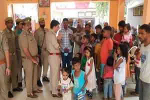 गोरखपुर: पुलिस अधिकारियों ने कुष्ठ रोग आश्रम जाकर बांटे कंबल और मिठाईयां