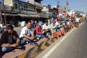 हल्द्वानी: एचपी कंपनी से निकाले गए युवाओं ने बूट पॉलिश कर किया प्रदर्शन