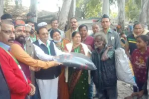 हल्द्वानी: असहायों को ठंड से बचाने के लिए मुहिम की शुरुआत, बांटे कंबल