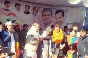 भीमताल विधानसभा में भाजपा को लगा झटका, ब्लॉक प्रमुख हरीश बिष्ट ने पत्नी संग थामा कांग्रेस का हाथ
