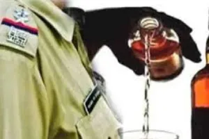 पीलीभीत: हरकतों से बाज नहीं आ रहे पुलिसकर्मी, अब नशे में धुत्त सिपाही ने ठेले पर किया हंगामा