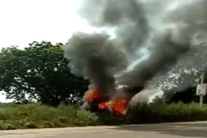 बुलंदशहर में कार में लगी आग, एक की मौत, दो घायल