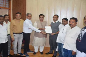 अयोध्या: ईंट निर्माताओं ने वित्त मंत्री से मांगी मोहलत, जिलाधिकारी को सौंपा ज्ञापन