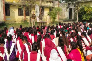हरदोई: जीजीआईसी इंटर कॉलेज में बालिकाओं को पुलिस ने किया जागरूक