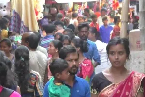 लखनऊ: त्योहारों पर लोग उड़ा रहे कोविड नियमों की धज्जियां…