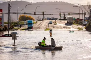 कनाडा के ब्रिटिश कोलंबिया में बाढ़ से तबाही, आपात स्थिति घोषित