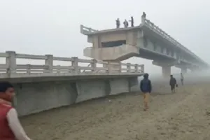 शाहजहांपुर: रात में ढह गया मिर्जापुर-जलालाबाद को जोड़ने वाला कोलाघाट पुल