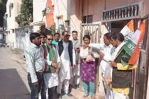 महंगाई के खिलाफ झांसी में कांग्रेस का प्रदर्शन, लोगों को बांटे आलू-टमाटर