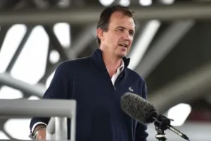 पाकिस्तान क्रिकेट बोर्ड से संबंध सुधारने के लिए पाक दौरे पर पहुंचे ईसीबी सीईओ टॉम हैरिसन