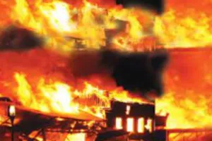 दिल्ली में कपड़े की फैक्टरी में लगी आग, एक की मौत