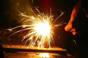 बरेली: दिवाली पर फूटे खुशियों के बम, पूजे गए लक्ष्मी-गणेश