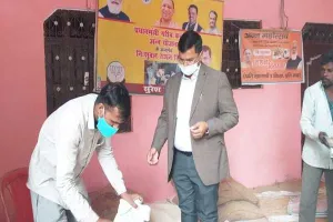 अमेठी: सरकारी राशन की दुकान का जिलाधिकारी ने किया स्थलीय निरीक्षण