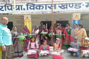 बाराबंकी: परिषदीय विद्यालयों में हुआ धनतेरस का आयोजन, रसोइयों को उपहार देकर किया गया सम्मानित