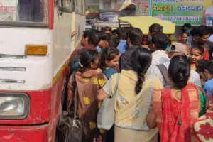 पीलीभीत में आफत का सफर: बहनों की भीड़ के आगे कम पड़ गए रोडवेज के इंतजाम, वसूले मनमाने दाम