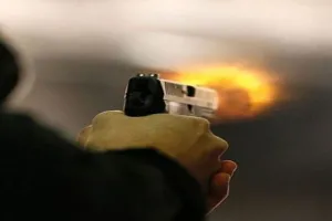 ग्रेटर नोएडा में आधी रात को पुलिस एनकाउंटर: जवाबी फायरिंग में 28 मुकदमों वाला शातिर लुटेरा 'लल्लू' ढेर, साथी फरार