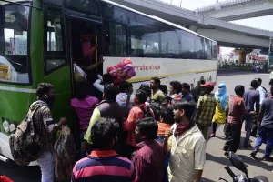 त्योहार के मौके पर पूर्वांचल जाने वालों की उमड़ी भीड़, सीट के लिए मारा-मारी करते दिखे यात्री