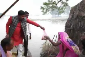 हरदोई: बाढ़ प्रभावित ग्रामीणों को सूरज सिंह सोमवंशी लगातार पहुंचा रहे राहत सामग्री