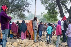 मिर्जापुर में भूसी से लदी ट्रक अनियंत्रित होकर एक मकान पर चढ़ी, दो की मौत